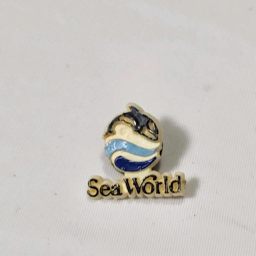 Vtg Sea World Whale Vintage Lapel Pin. Retro Killer Whale